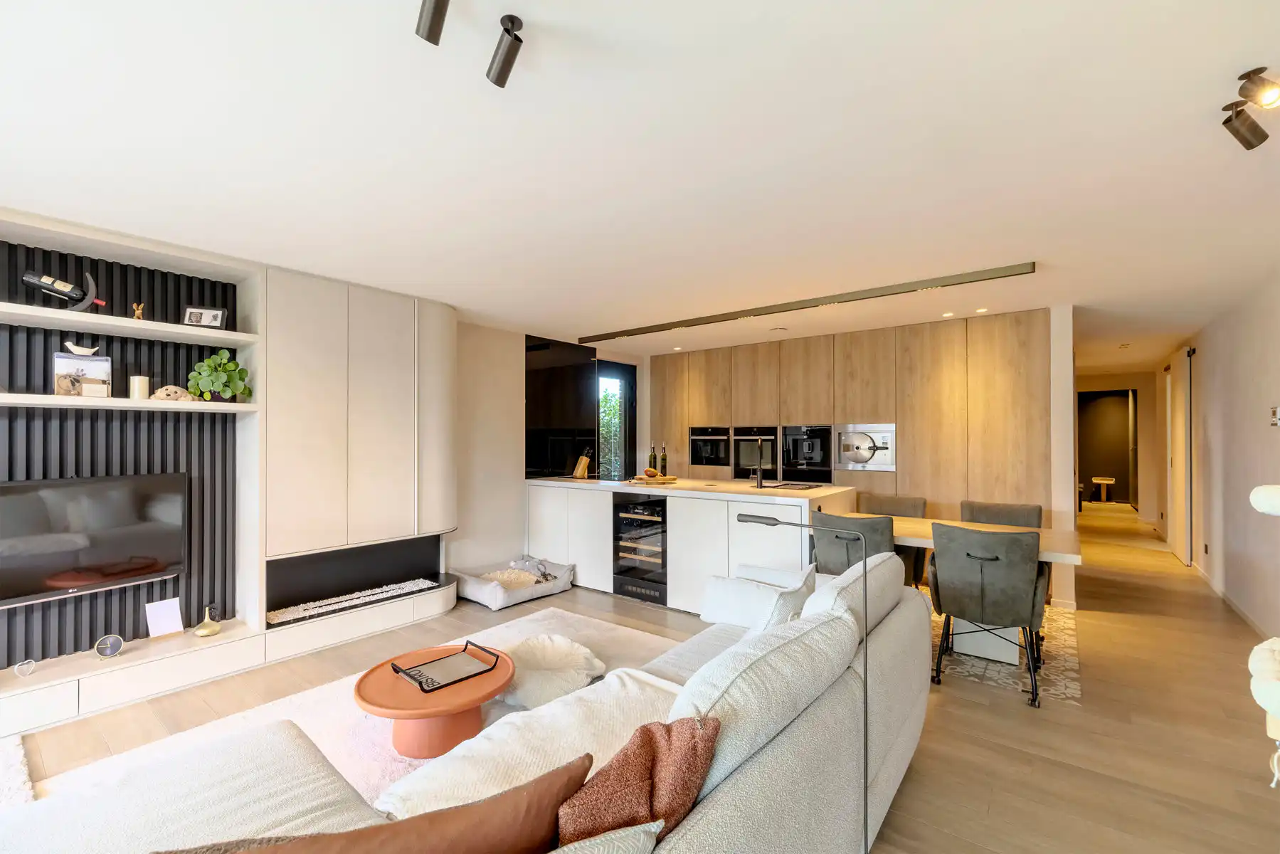 Instapklaar gelijkvloers appartement met carport, berging, luxe afwerking en aangelegde tuin foto 3