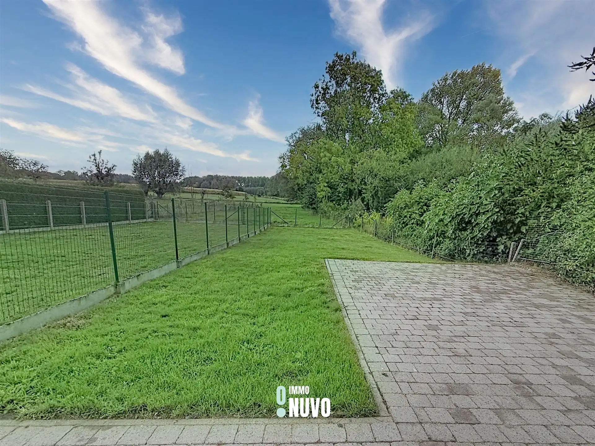 Gezinswoning met 3 slaapkamers, bureau, tuin en garage foto 2