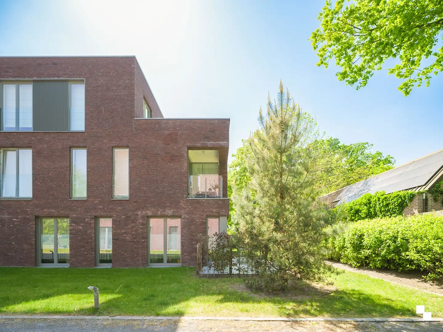 Gelijkvloers appartement omgeven door groen aan de Sint-Denijskerk foto 17