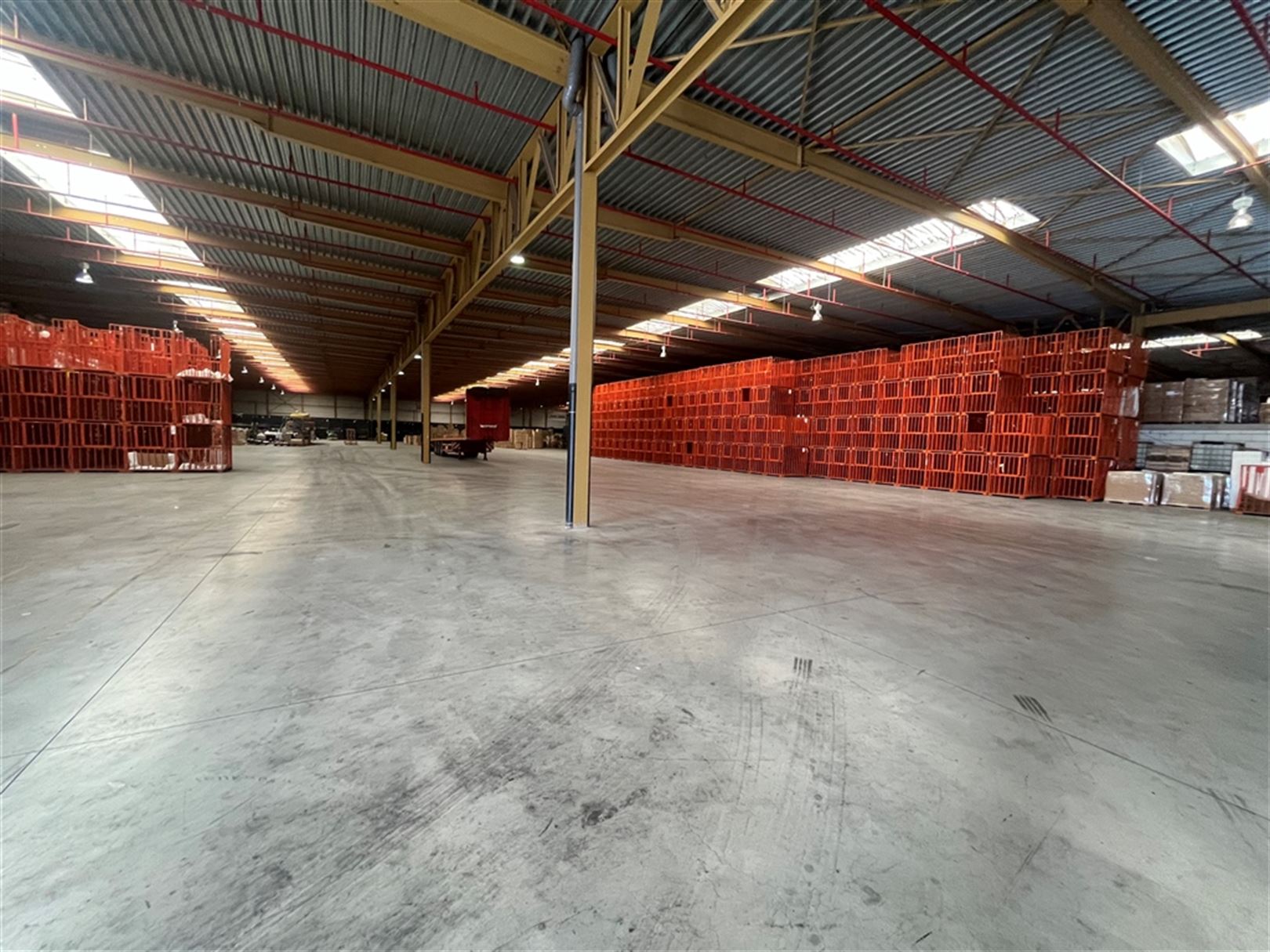 Magazijn met laad- en loskades en ruime parking foto 10