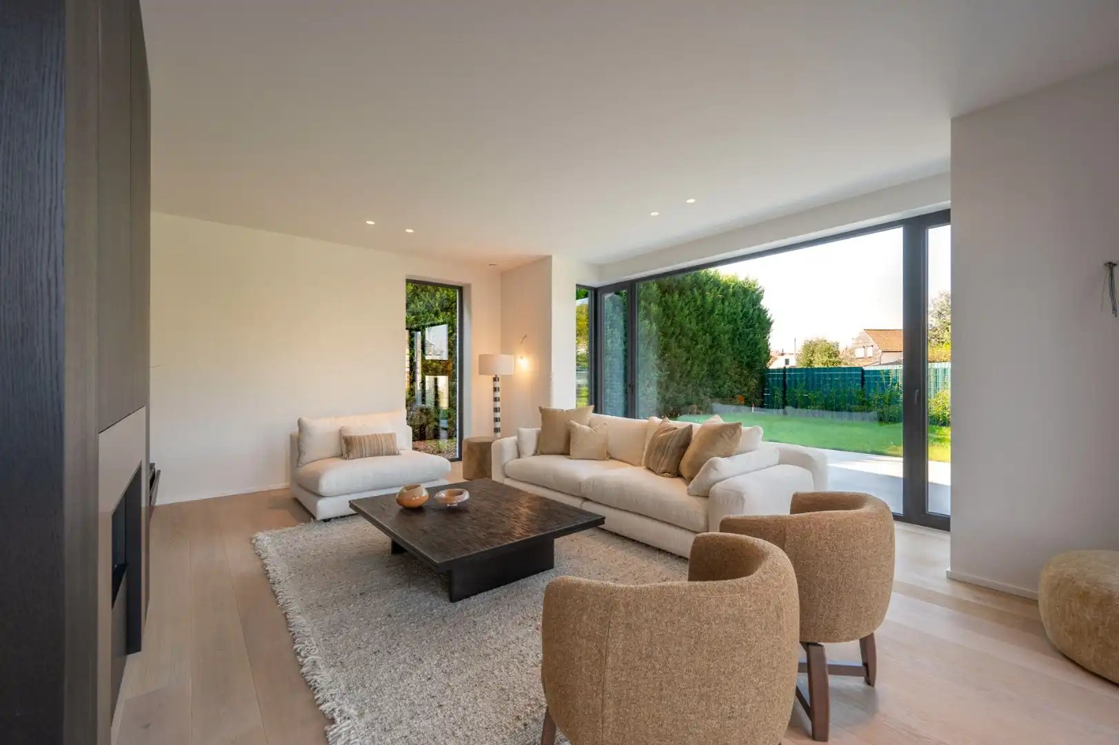 Lichtrijke nieuwbouwvilla met aangename volumes en zonnige tuin foto 3