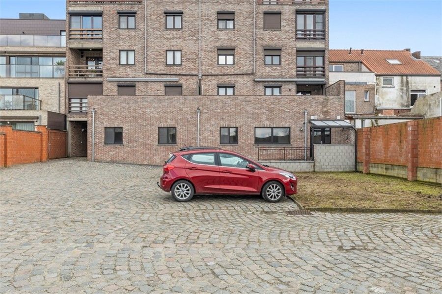 RUIM GELIJKVLOERS APPARTEMENT MET 3 SLKS EN EEN STAANPLAATS OP WANDELAFSTAND VAN HET CENTRUM VAN SINT-TRUIDEN foto 5