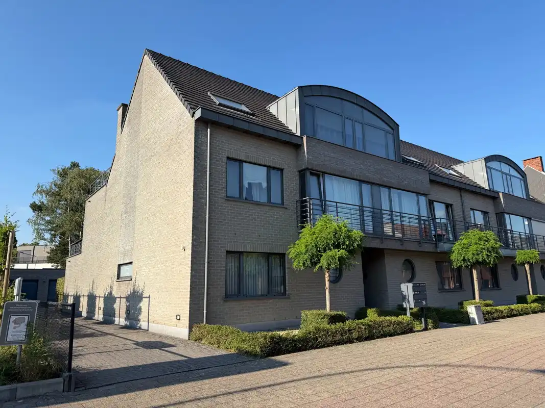 Ruim gelijkvloersappartement met 2 slaapkamers, omheind terras en garage met automatische poort. foto {{pictureIndex}}