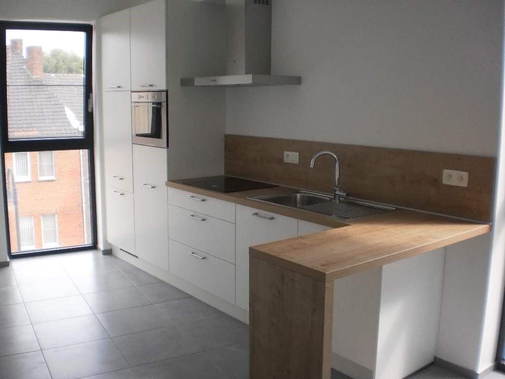 Prachtig zonnig appartement gelegen op het 2e verdiep links in het centrum van Diepenbeek.  foto 2