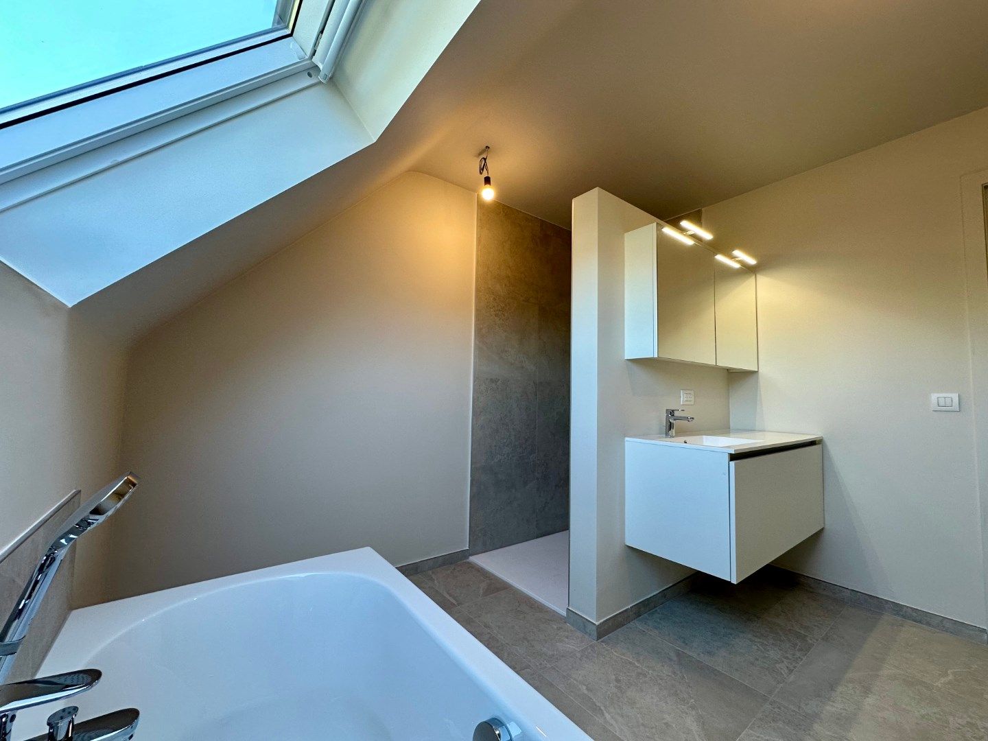 Nieuwbouwwoning in rustige woonwijk foto 11