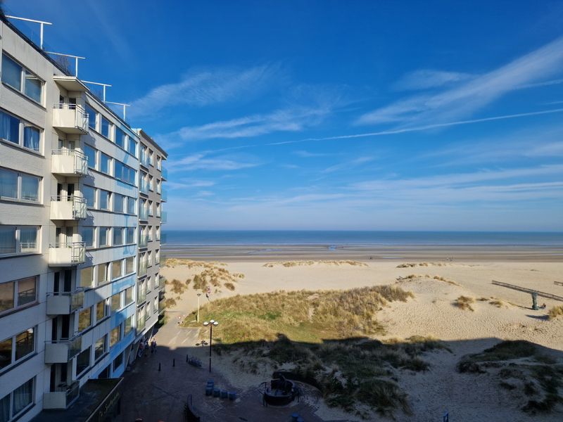 Twee slaapkamer appartement met frontaal zeezicht! foto 2