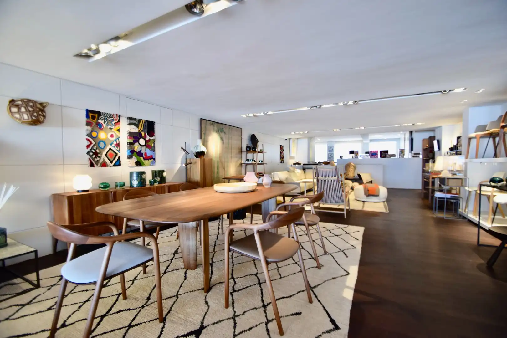 Te huur: commercieel handelspand op de zeedijk in hartje Zoute. foto 4