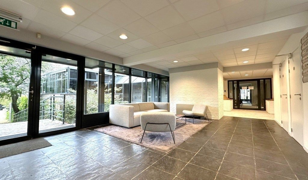 Instapklare kantoren te huur aan afrit E40 in Drongen foto {{pictureIndex}}