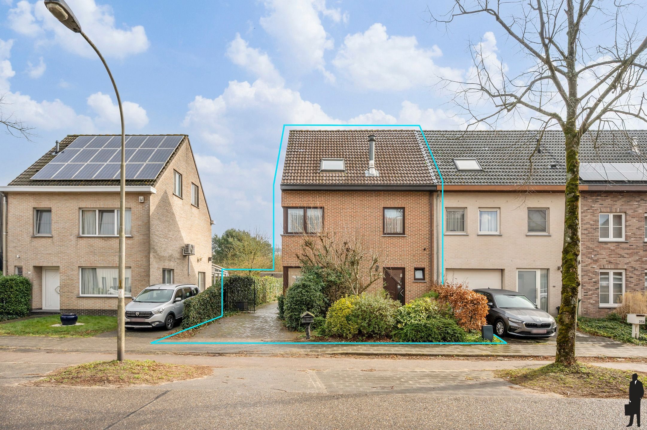 Halfopen gezinswoning op ca. 974 m² met 4 slaapkamers! foto {{pictureIndex}}