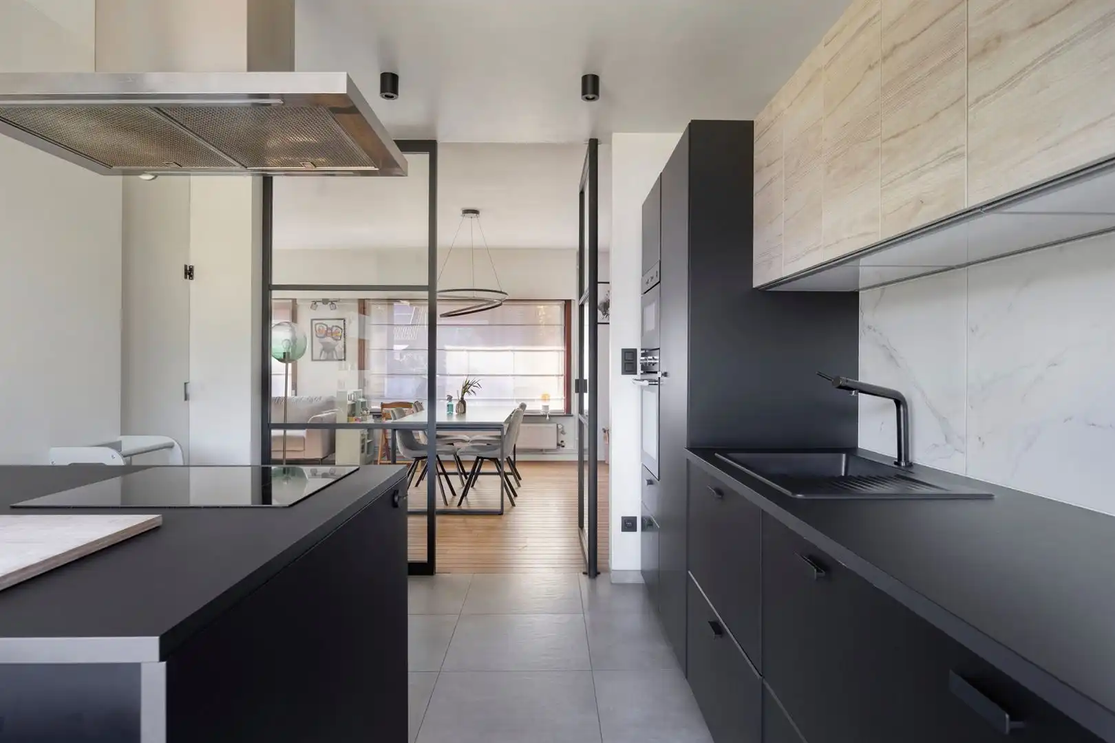 instapklare, hedendaags en stijlvol ingerichte woning met heerlijke tuin en garagebox foto 8