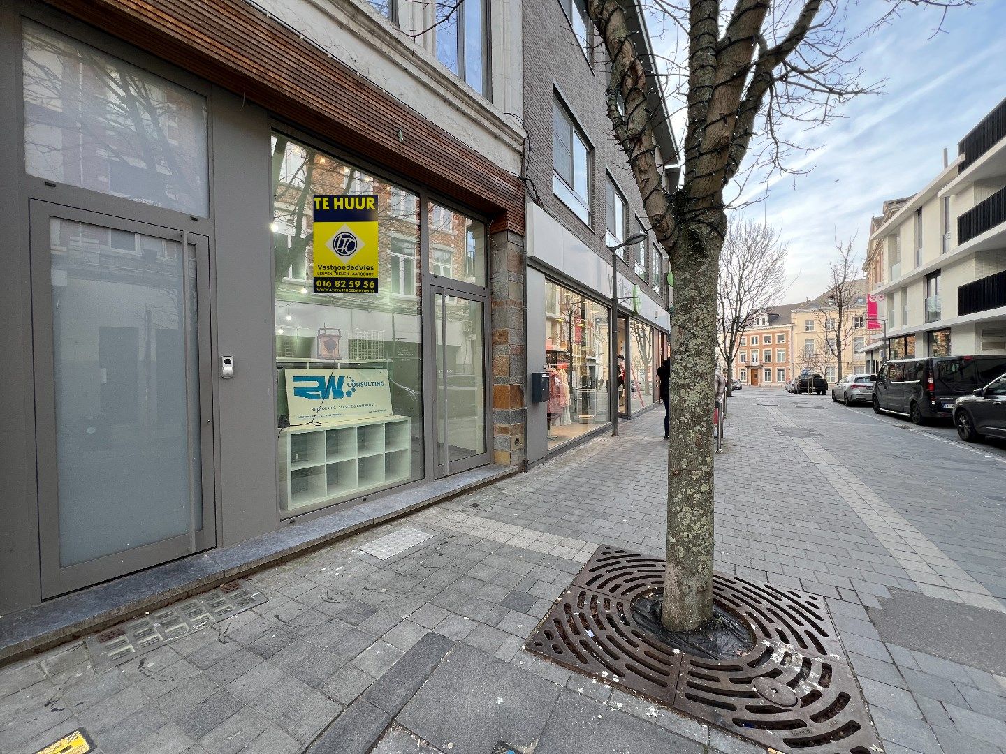 Modern handelspand van +/- 44,2m² met vitrineraam in centrum foto {{pictureIndex}}