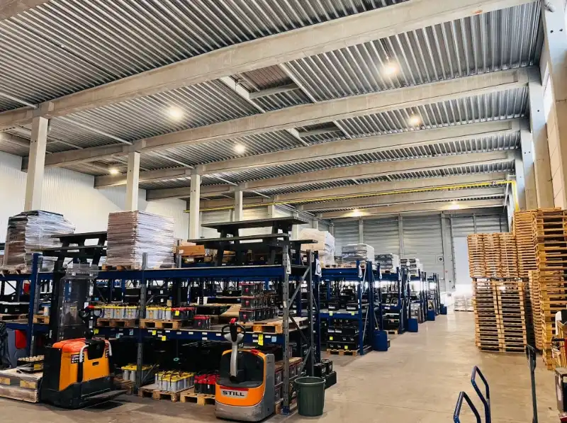 Magazijn met kantoor te huur foto 4