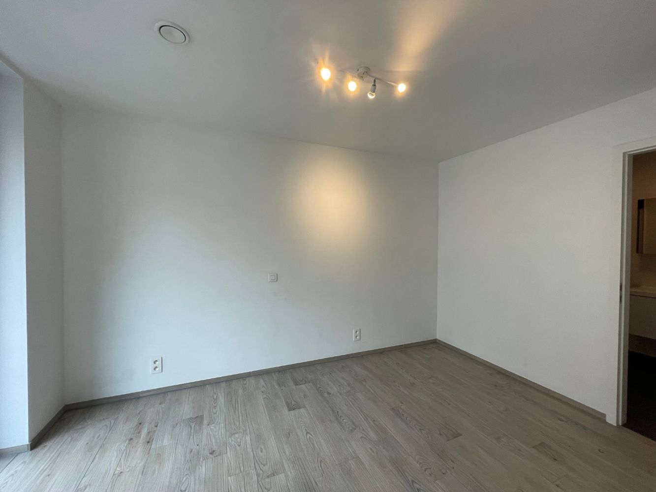 Mooi instapklaar appartement op het tweede verdiep met zicht op het pittoreske kerkplein. Midden in het commercieel centrum en op wandelafstand van de zee. foto 8