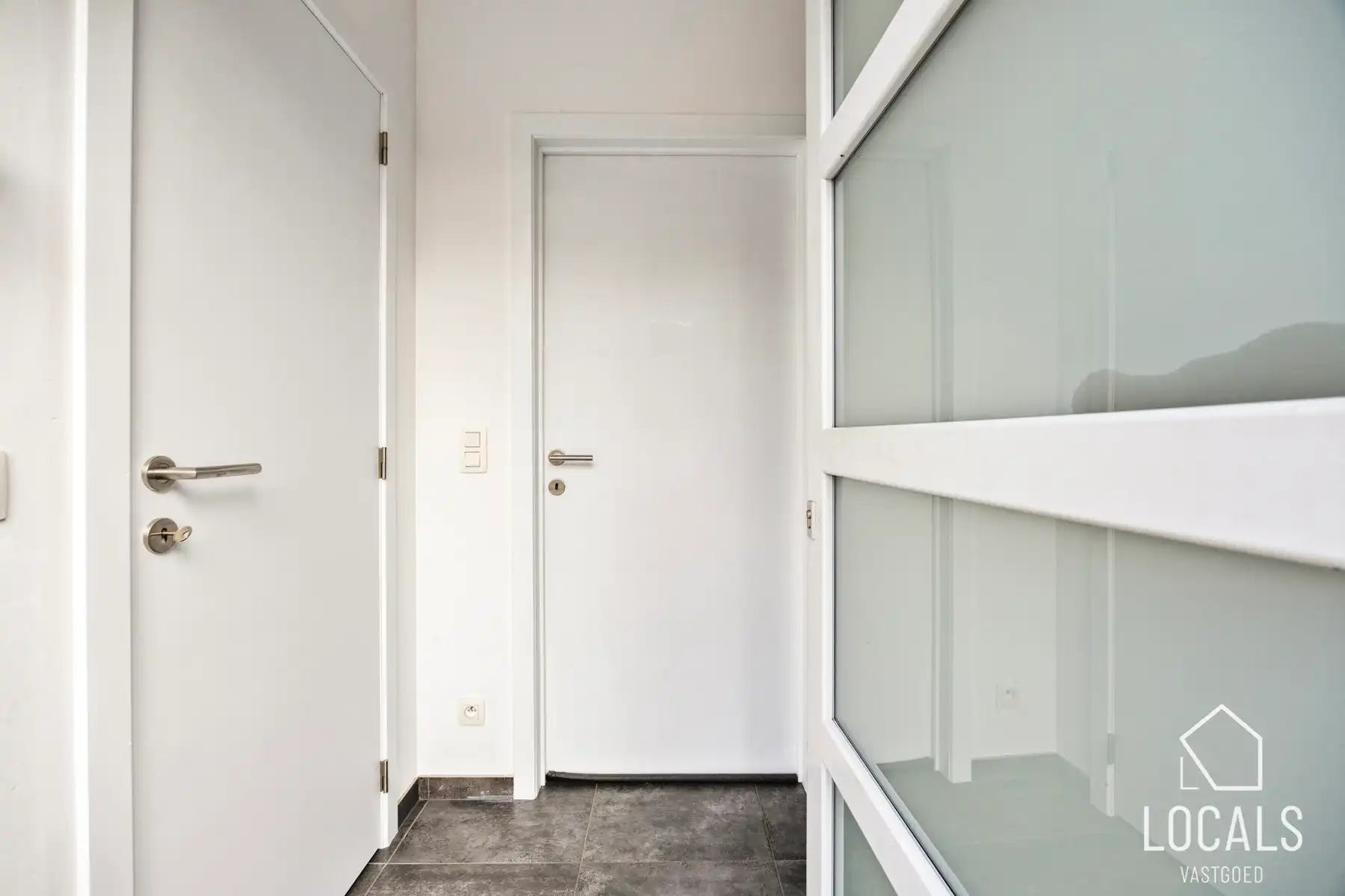 Recente instapklare HOB met garage, tuin en 3 slaapkamers foto 8