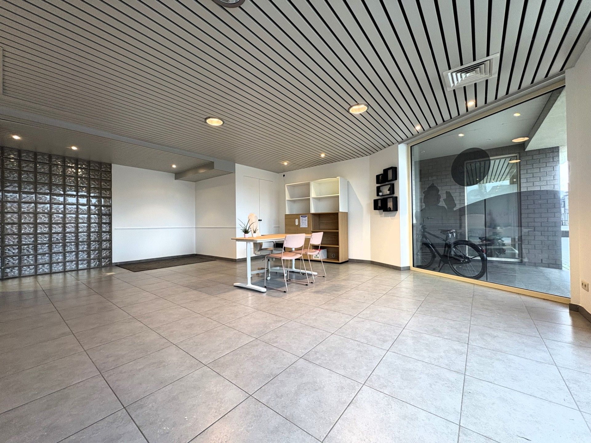 Polyvalent handelspand/kantoorruimte op topligging in centrum Waregem foto 2