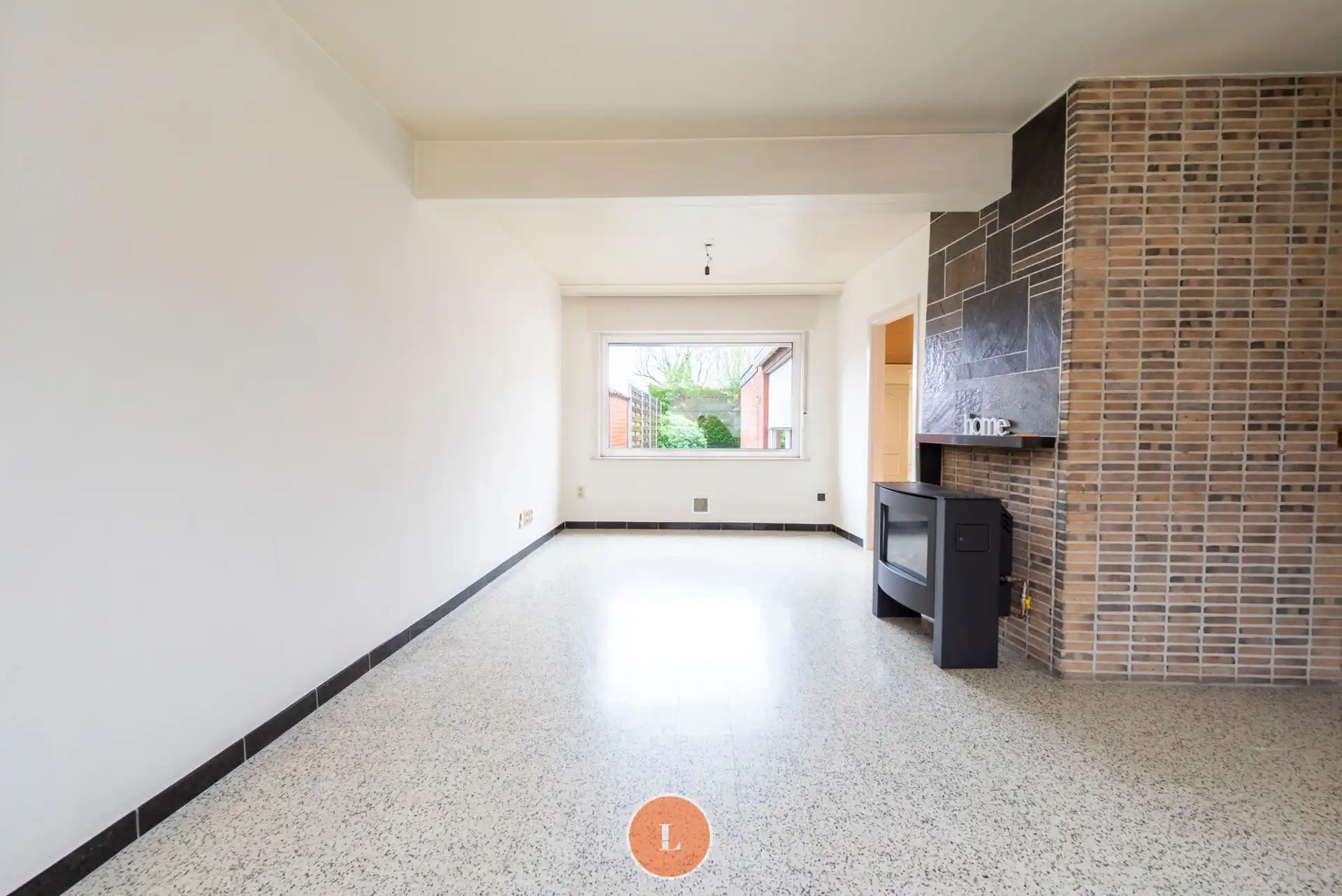 Op te frissen gezinswoning met 3 slaapkamers, tuin en garage. foto 2