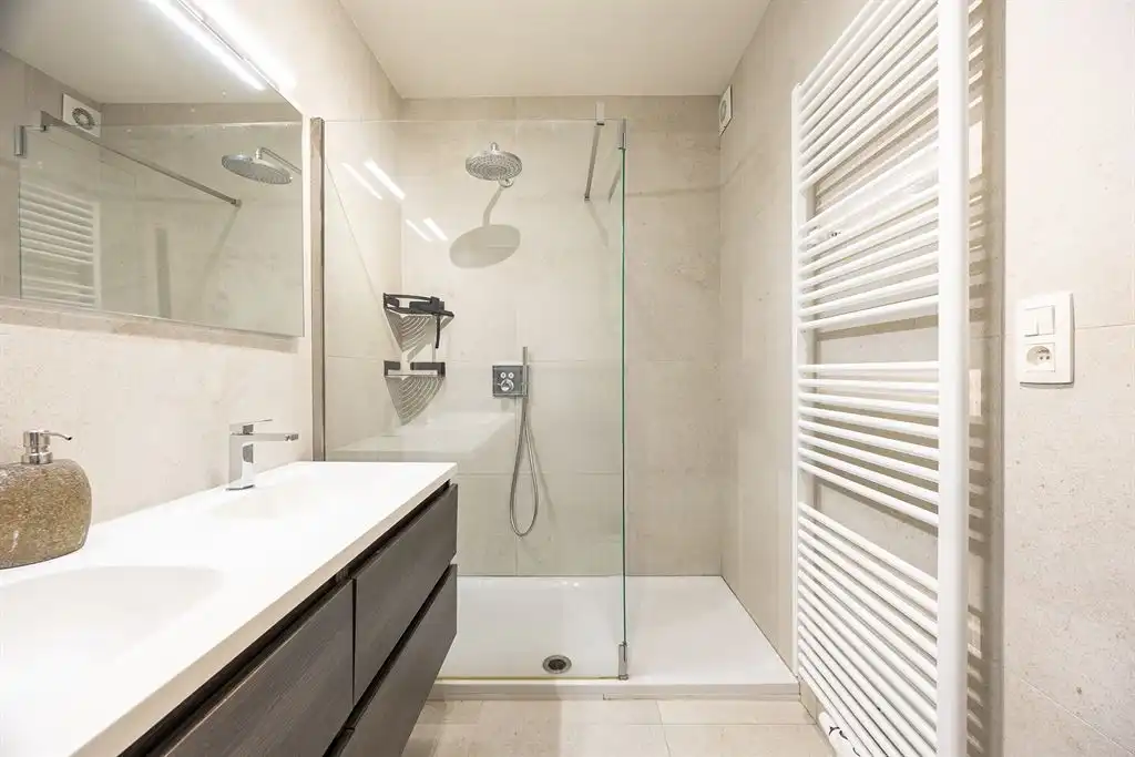 Lichtrijk appartement met 2 slaapkamers, ruim terras en P foto 10