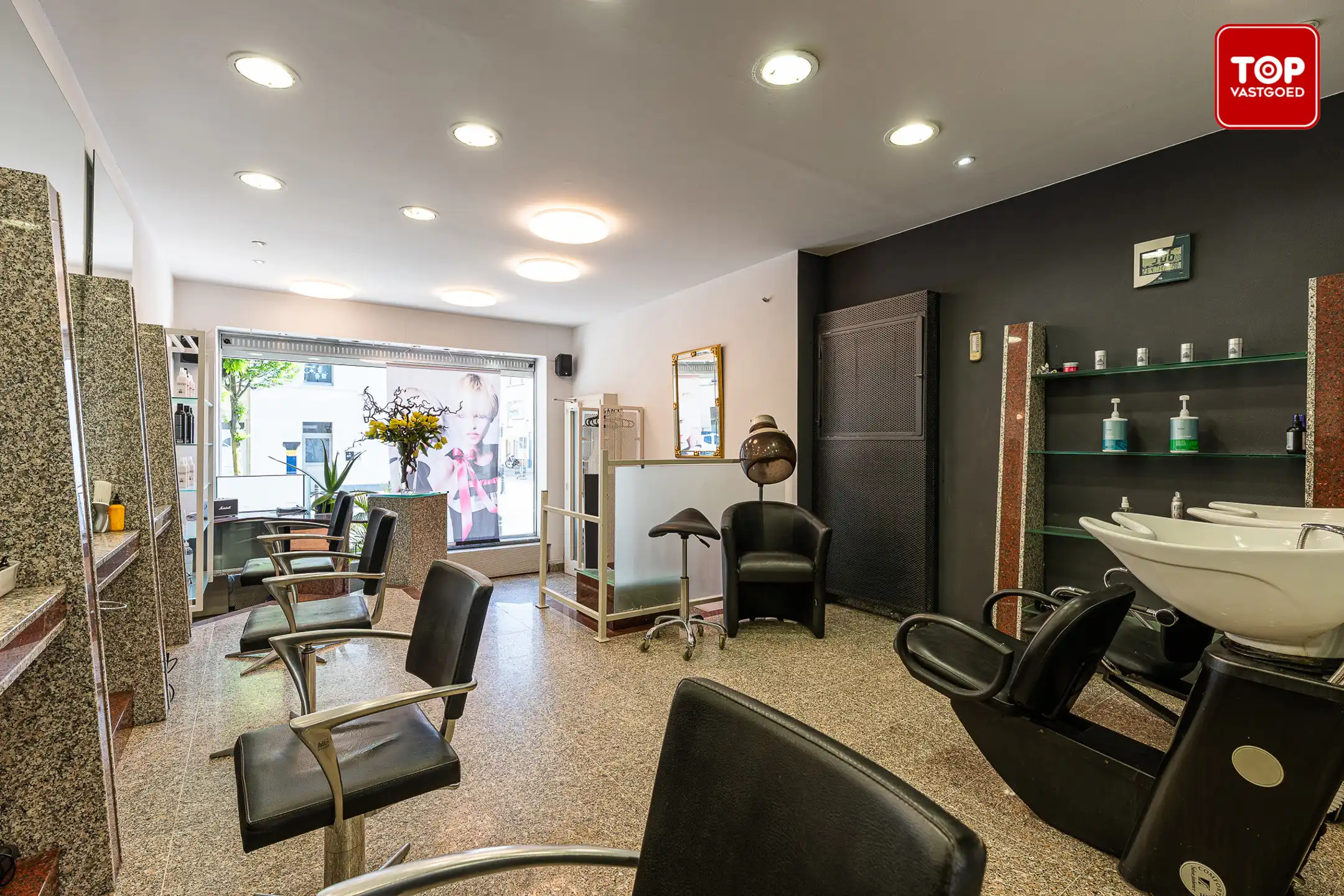 Woning met handelsgelijkvloers op een commercieel interessante ligging.  foto 7