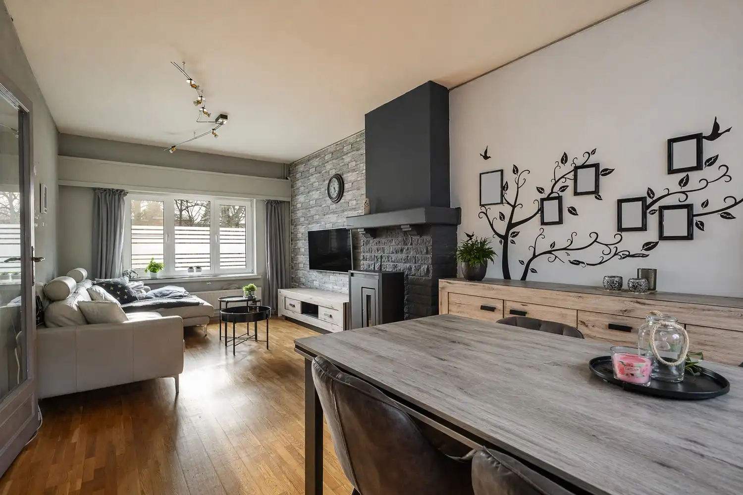 Woning met 3 slaapkamers centraal gelegen te Wilrijk foto {{pictureIndex}}