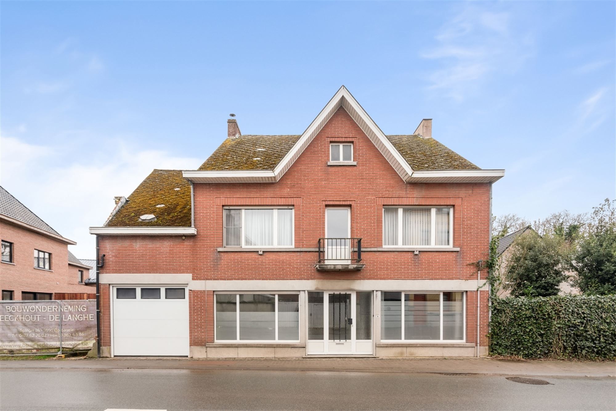 Te renoveren RUIME BURGERSWONING met BIJGEBOUW op een perceel van 668m² foto 2
