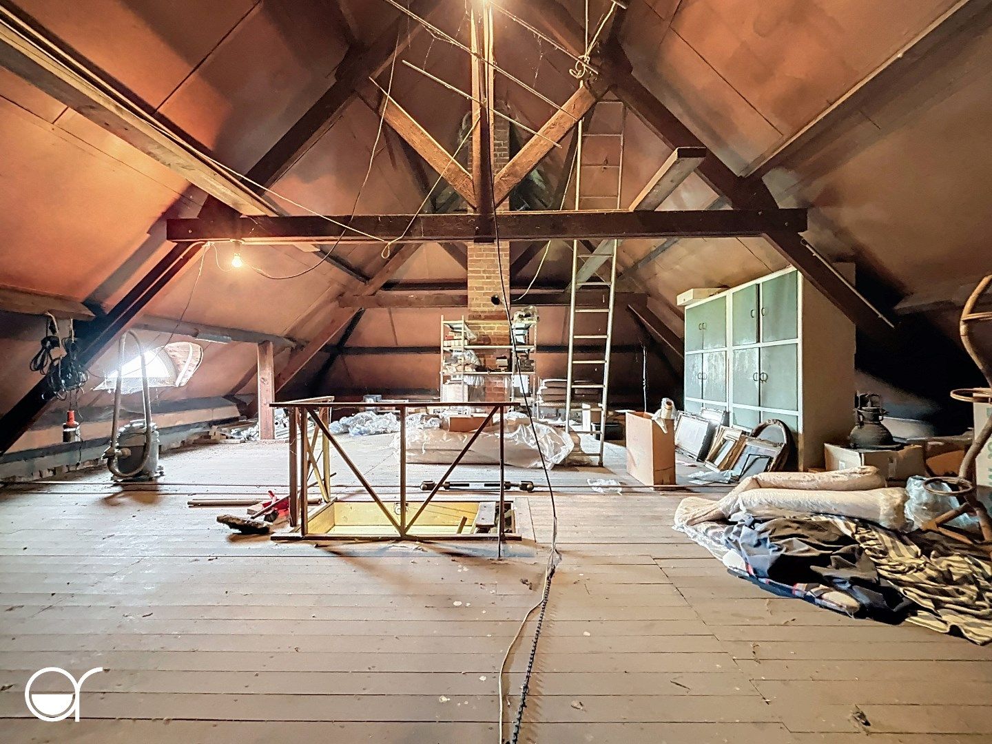 Te renoveren woning met magazijn, tuinhuis en dubbele garage foto 19