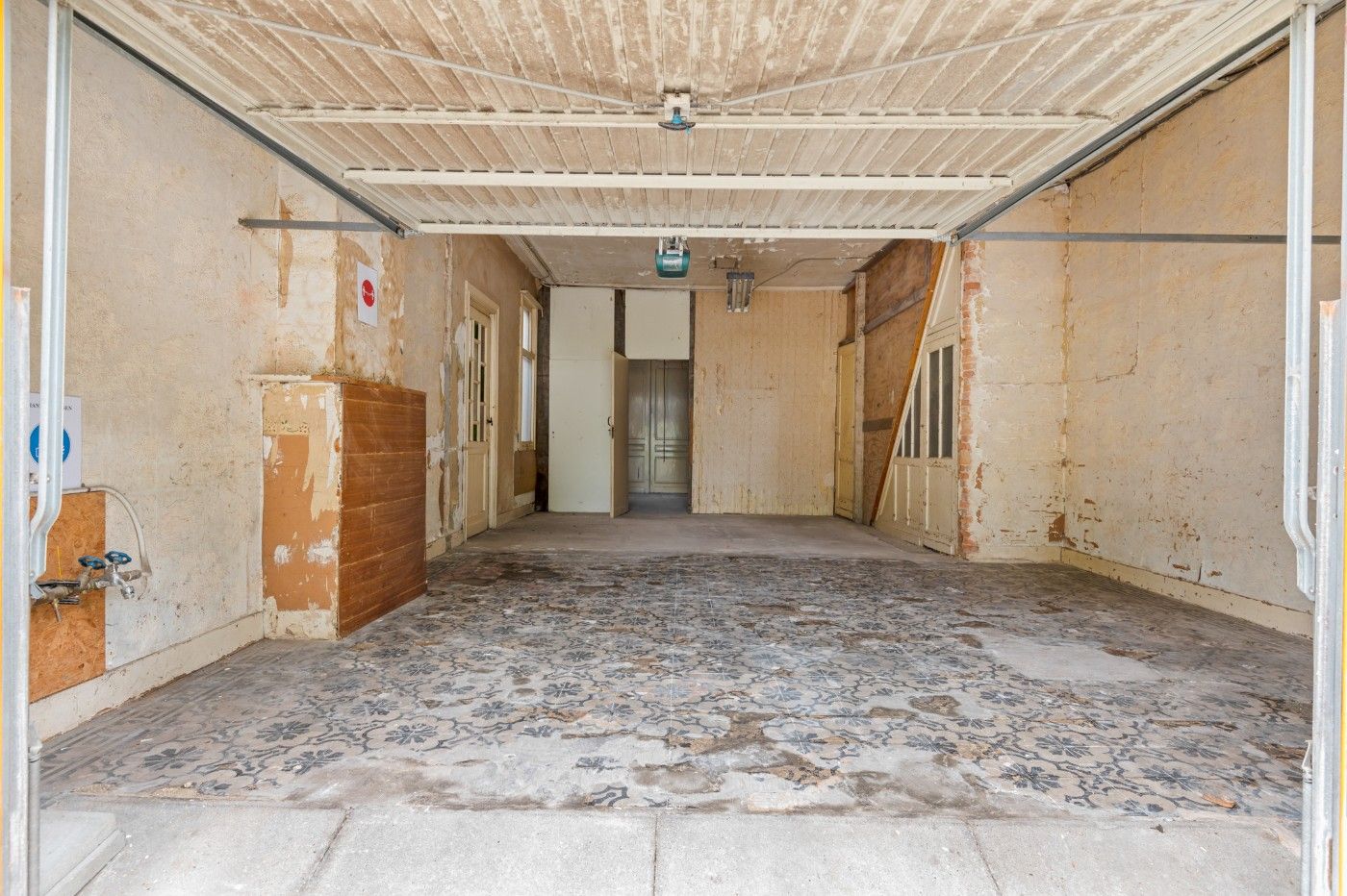 Karaktervolle, te renoveren woning met 4 slpk., garage en tuin foto 10