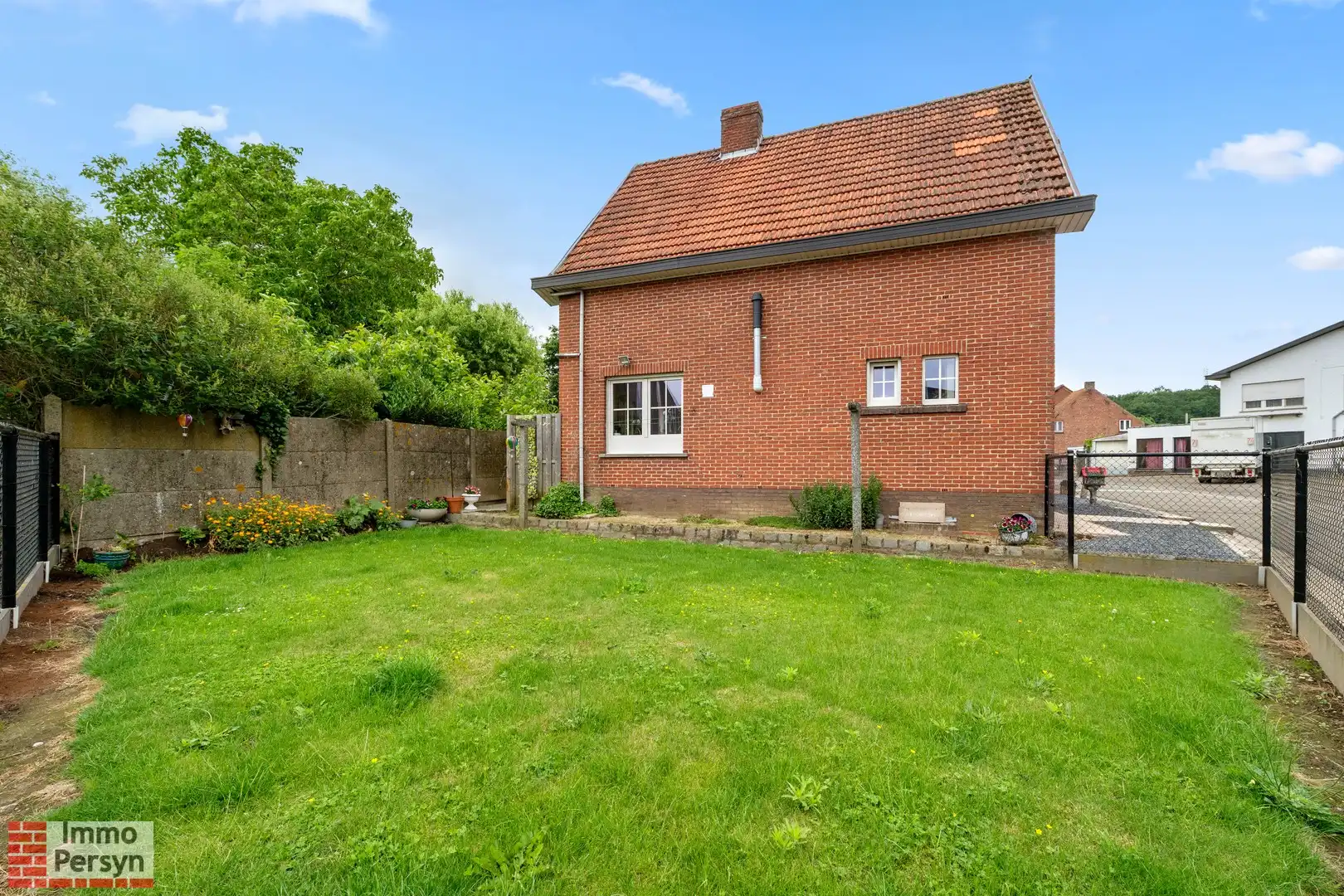 Charmante, gerenoveerde woning met carport en tuin foto 25