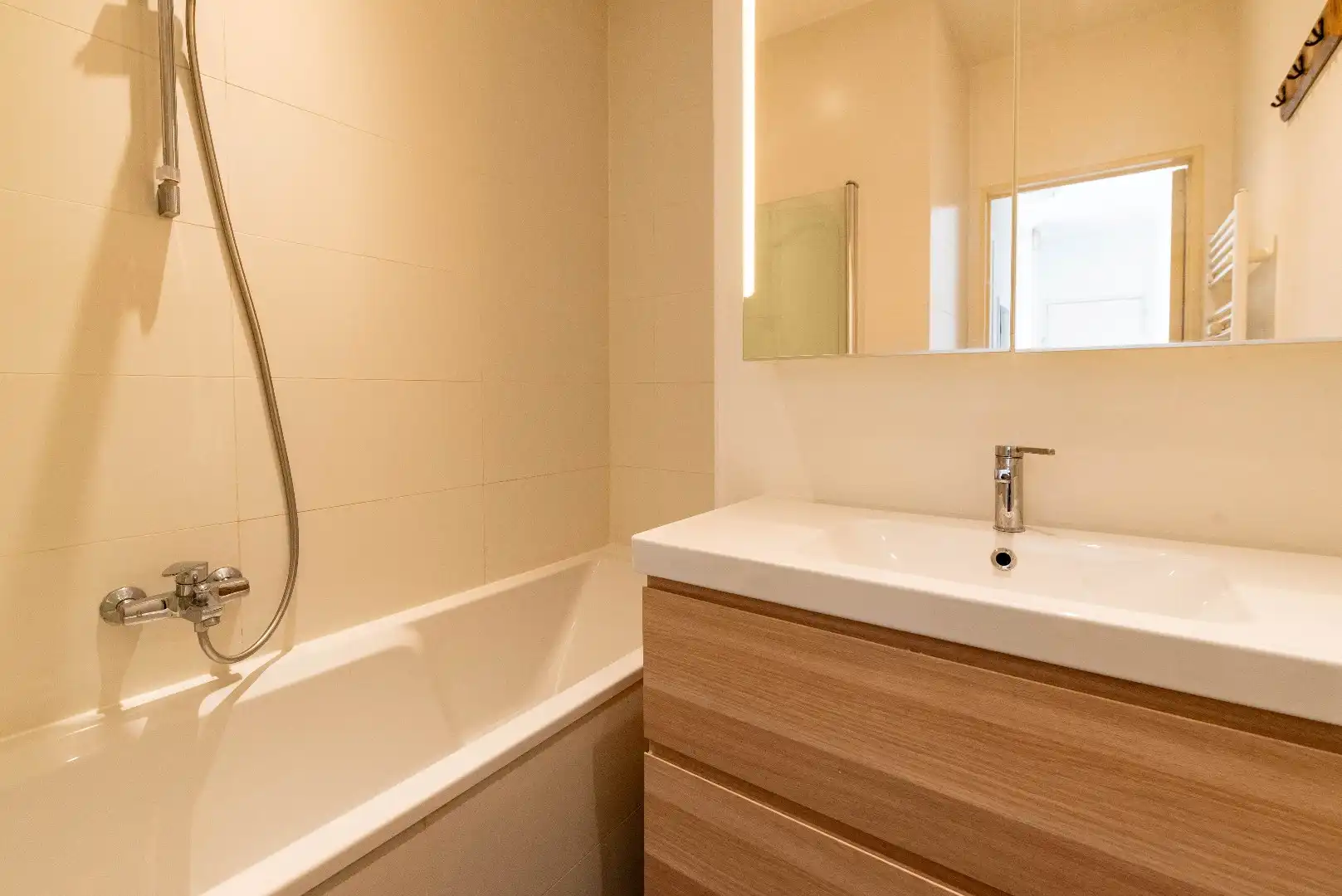 2 slaapkamer appartement met veel lichtinval met uitzicht foto 17