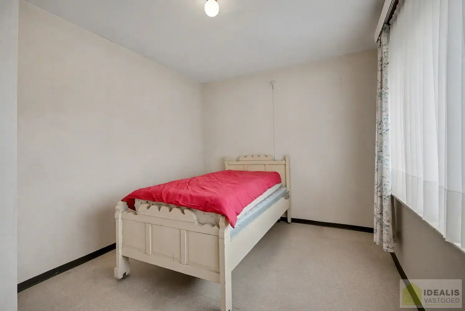 IDEALIS VASTGOED - Nabij het groen gelegen woning met een bewoonbare oppervlakte van + -125m² op een perceel van 7a59ca! Het betreft een zeer centraal gelegen woning t.o.v. grote steden als Leuven, Brussel, Antwerpen en Hasselt die vlot bereikbaar zijn door de nabijheid van de E313 en E314. Uitermate geschikt voor kandidaten op zoek naar een te renoveren woning in de groene omgeving van Linkhout!! foto 17