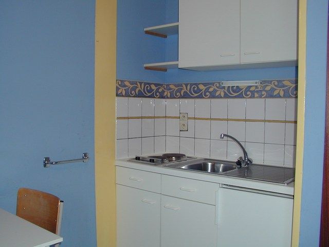 Centraal gelegen opbrengsteigendom met 19 studio's, ruim magazijn en 2 woningen met ruime parking. foto 4