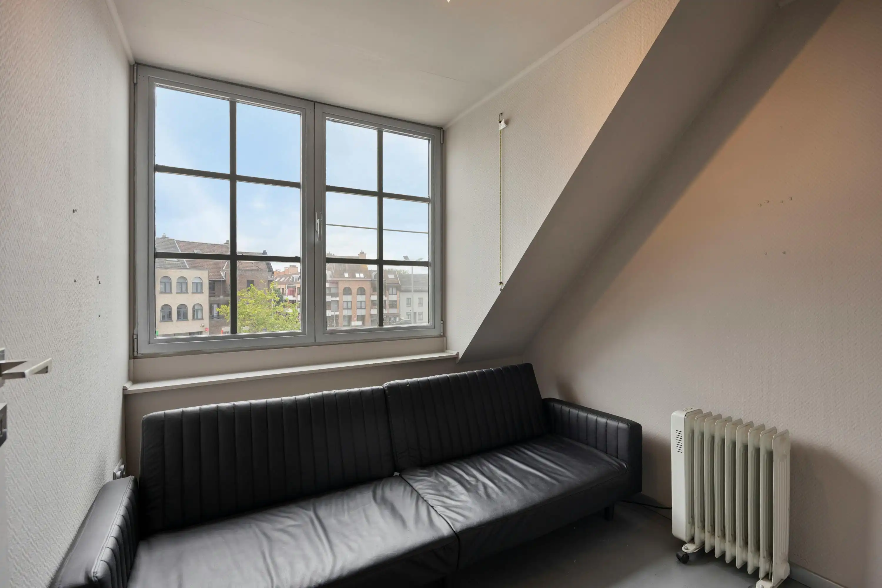 Handelsgelijkvloers met appartement op de markt in Ternat foto 21