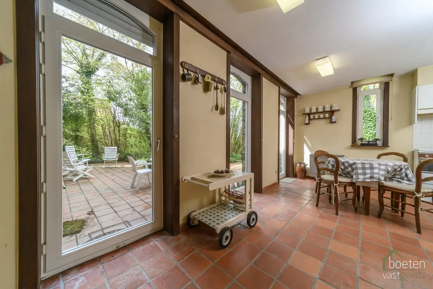 ALVERINGEM: Karaktervolle herenwoning uit het interbellum (jaren 30) met authentieke geveldetails en een warm landelijk interieur op 3.253 m² totale grondopp. foto 13