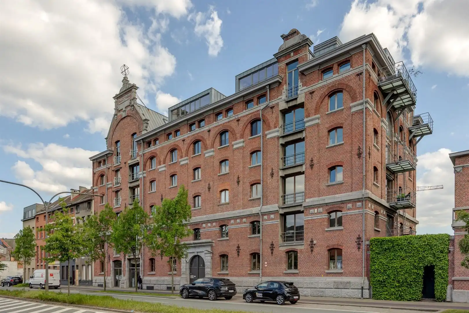 Ondergrondse autostaanplaats in the Globe foto {{pictureIndex}}