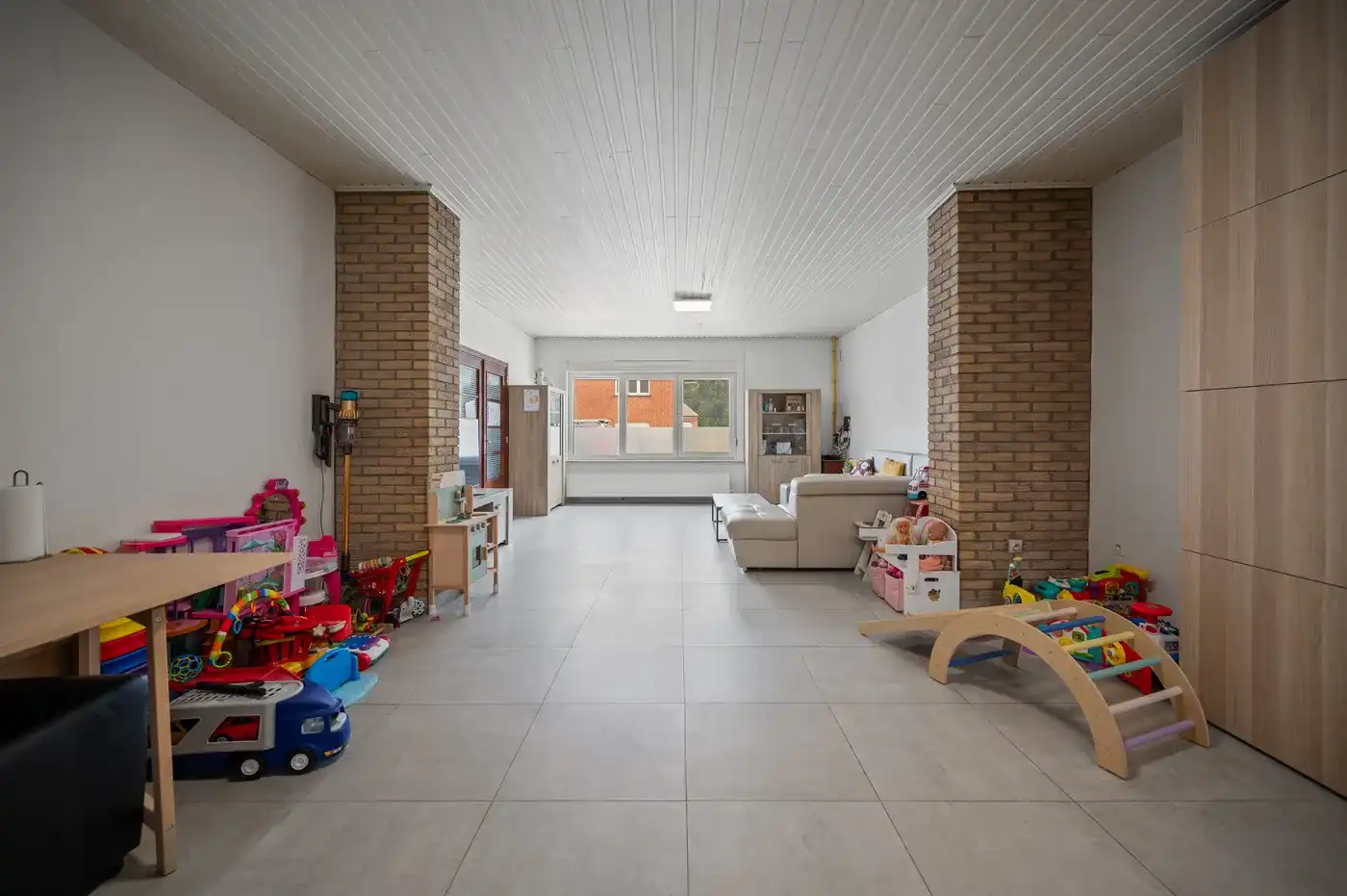 Half te renoveren rijwoning met 3 slpks met tuin, terras en 4 parkeerplaatsen. foto 9