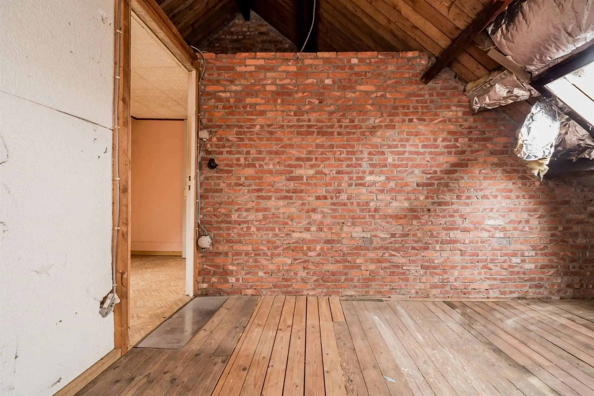 Te renoveren gezinswoning met veel opslagruimte! foto 21