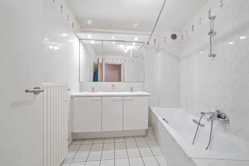 Roeselare : Instapklare hoek duplexappartement met 1 slaapkamer (kan opgesplitst worden )  met ruim terras nabij centrum + zolder foto 8