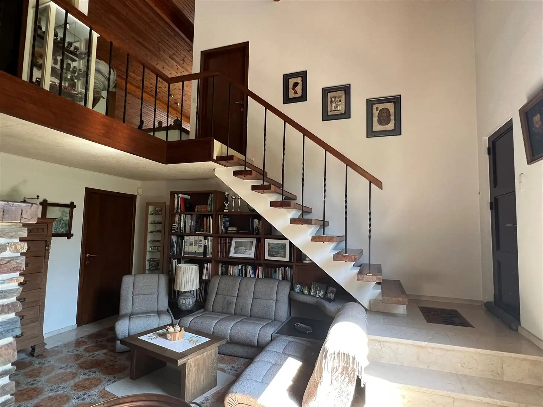 Karaktervolle en ruime villa met prachtige tuin foto 3