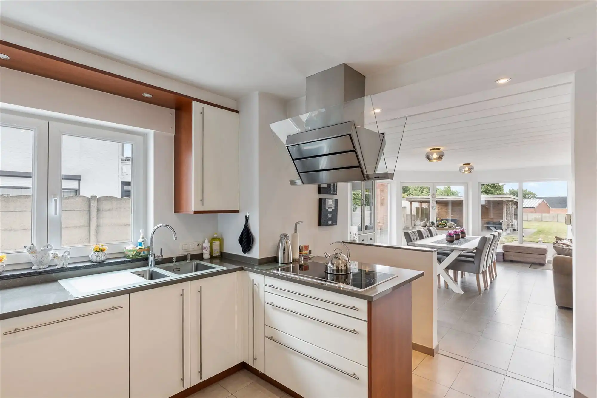 PERFECT ONDERHOUDEN GELIJKVLOERS APPARTEMENT MET 2 SLAAPKAMERS EN RUIME TUIN MET CARPORT EN BERGING TE HEUSDEN foto 10