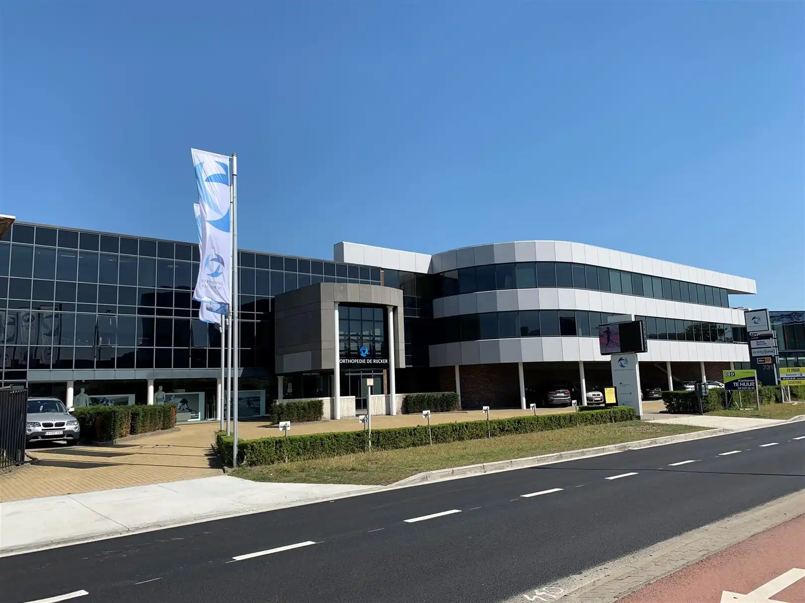 Uitstekend bereikbaar kantoor met werkatelier vlakbij UZ Gent foto {{pictureIndex}}