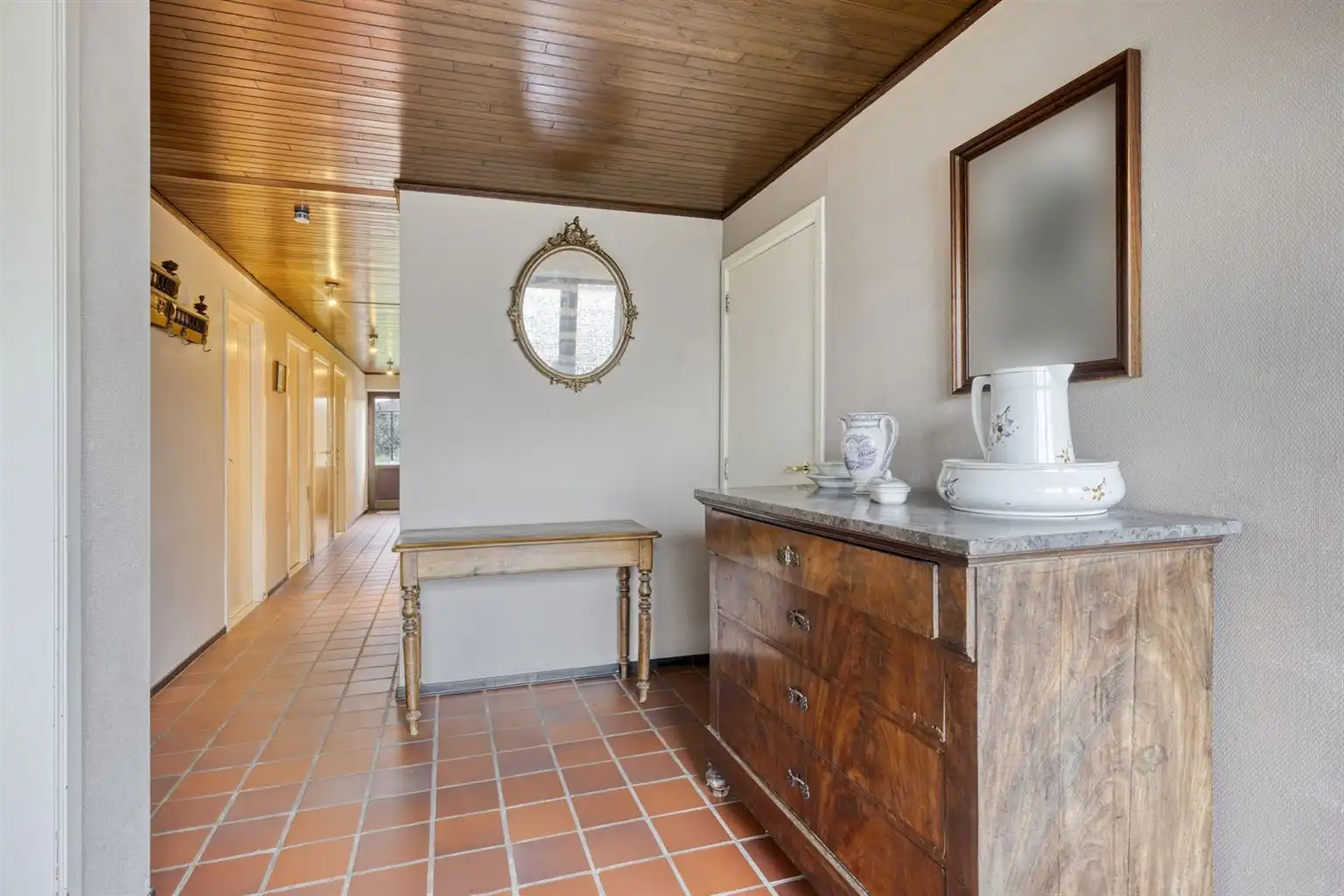 Gelijkvloerse, vrijstaande woning met 3 slaapkamers, omheinde tuin en garage op een rustige locatie nabij het centrum van Maaseik. foto 2