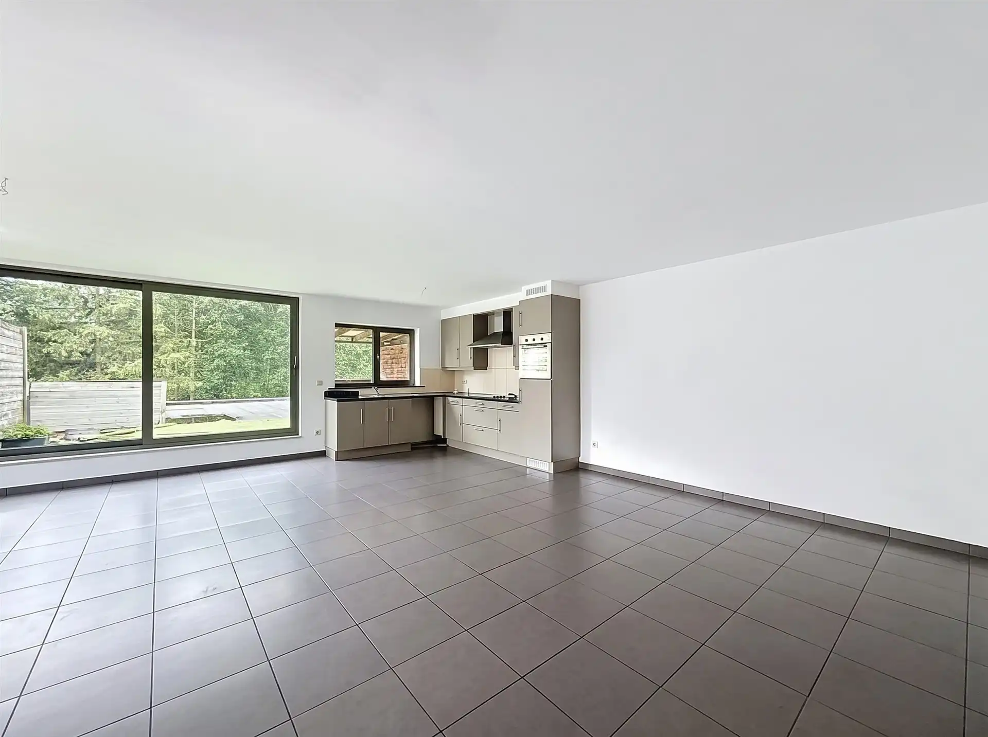 Recent en ruim 2-slaapkamer appartement met staanplaats nabij centrum Sint-Pauwels! foto 6