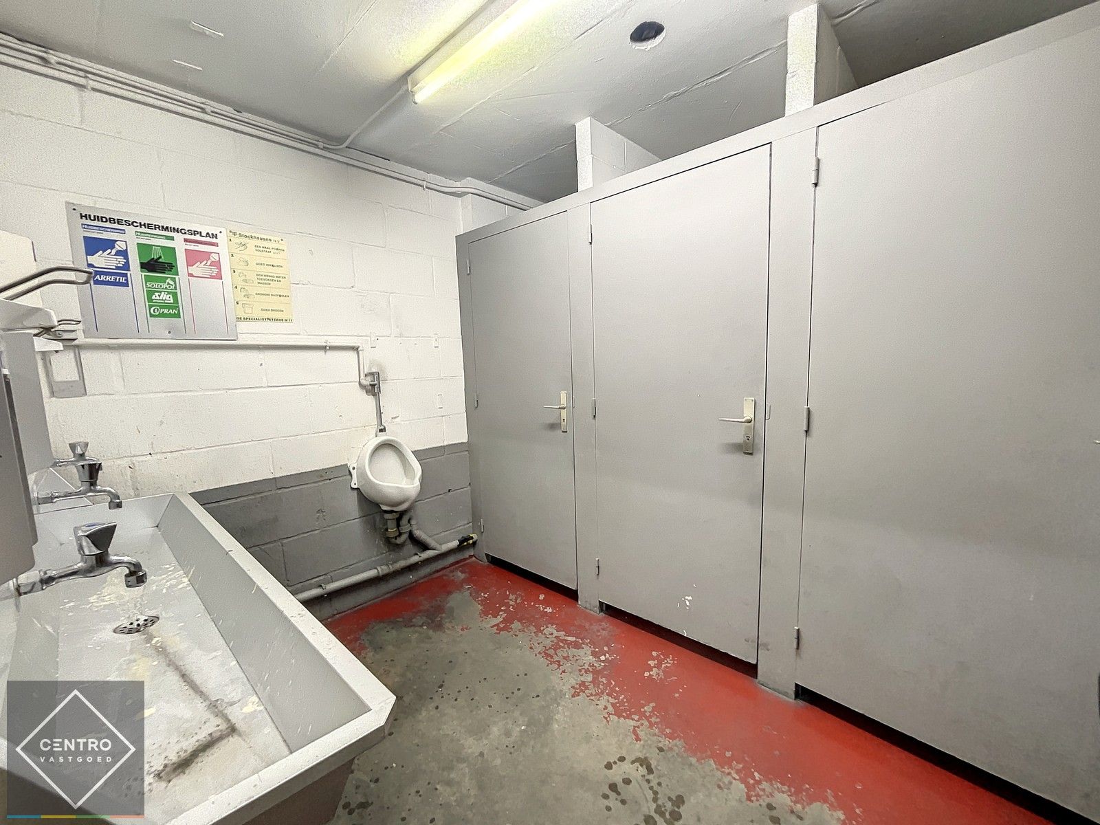 Instapklaar BEDRIJFSGEBOUW met 2 sectionaalpoorten, een vrije hoogte van 7m (nok 9m) en verhard koer (buitenstockage - Parkings). Op industriezone "Herdersbrug" te Brugge. foto 10