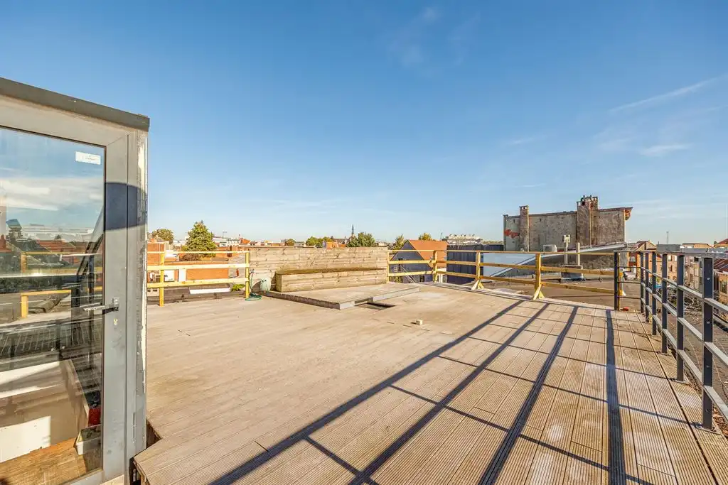 Uitzonderlijke woning met bijzonder magazijn foto 3