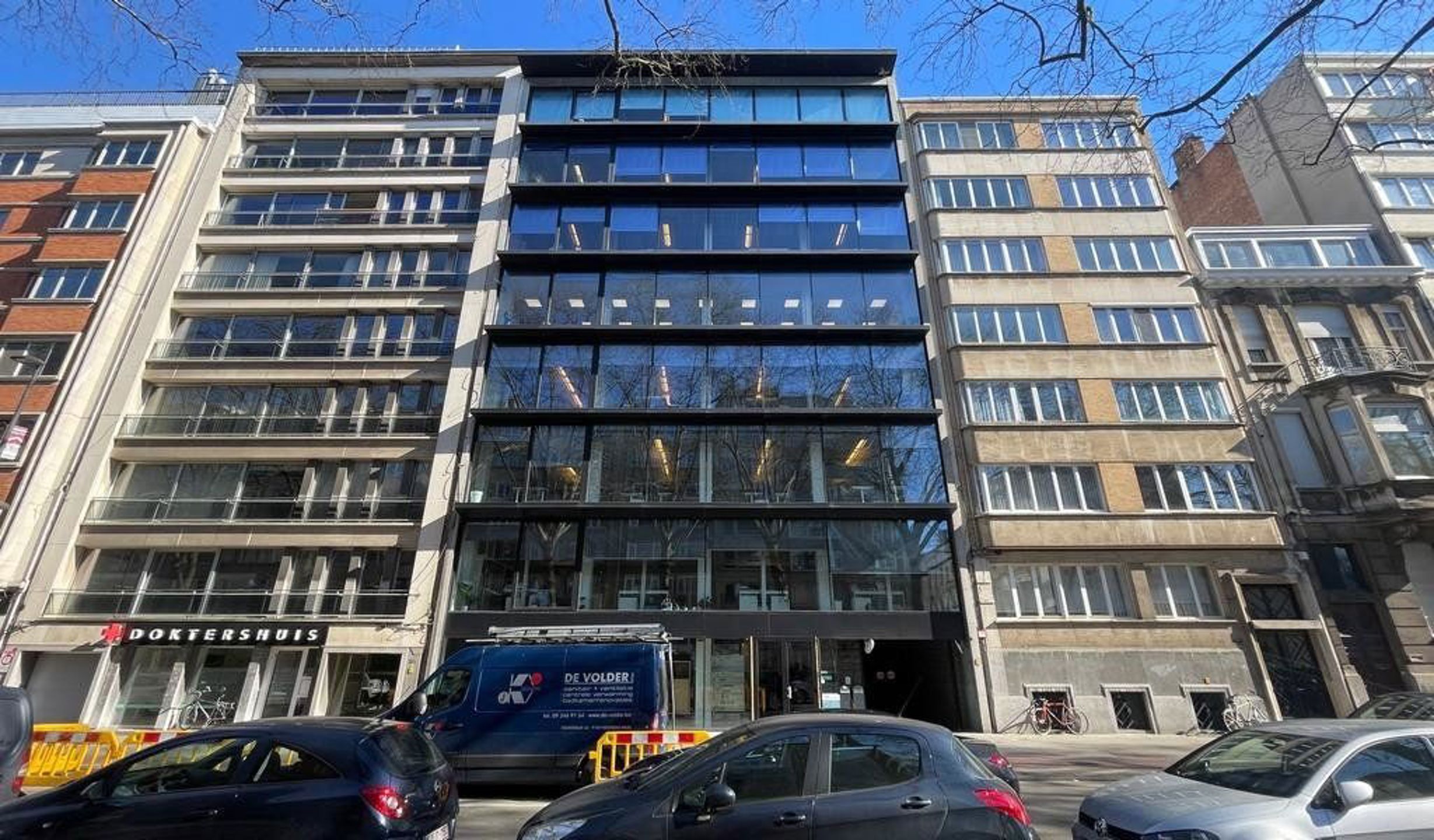 Moderne en Strategisch Gelegen Kantoorruimtes in Antwerpen  foto {{pictureIndex}}