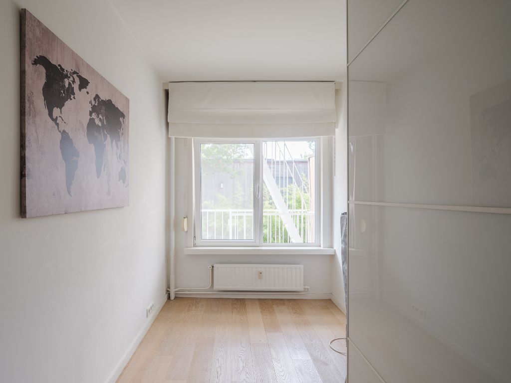 Instapklaar 3-slaapkamerappartement met uniek waterzicht en zonnig terras foto 11