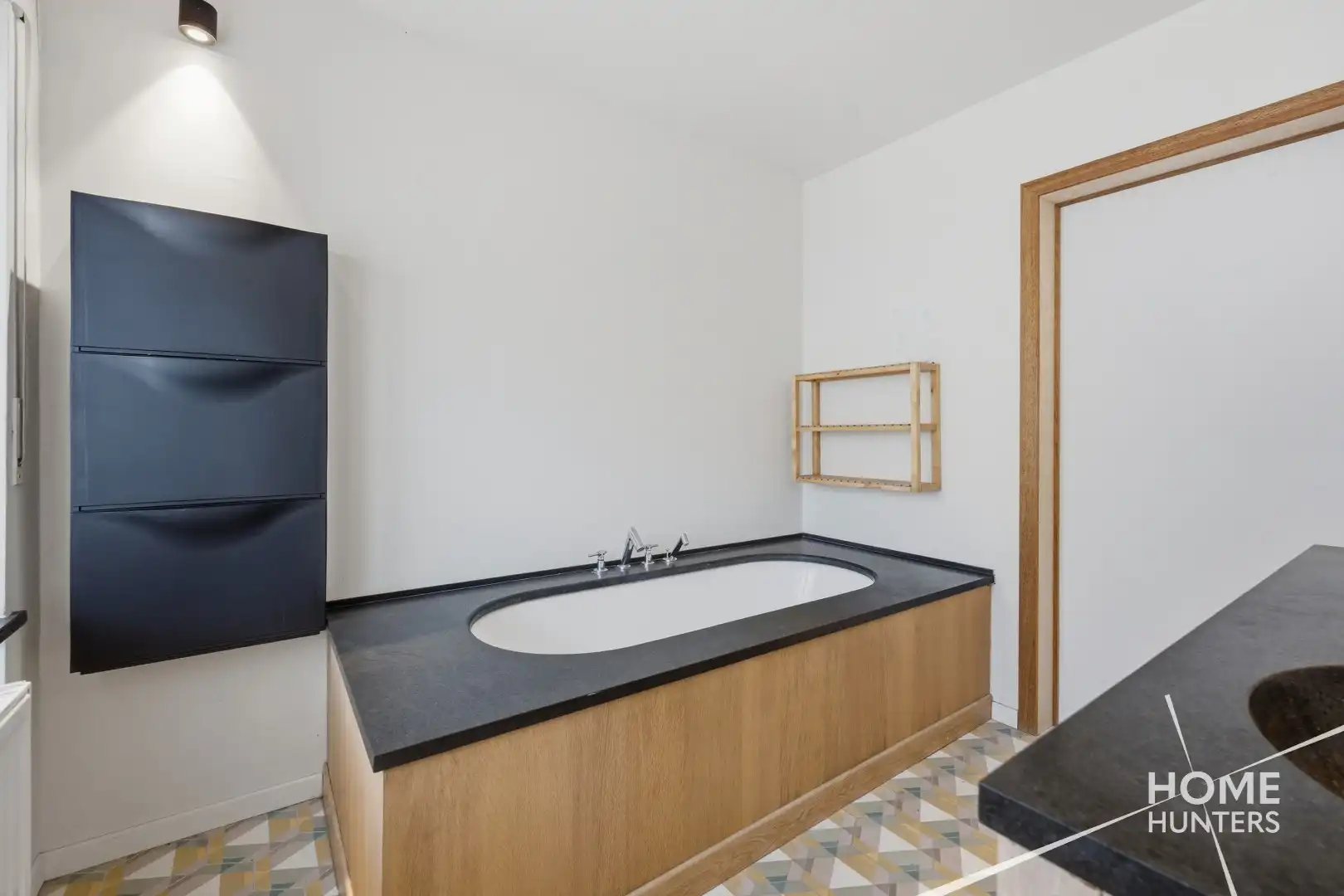 Prachtig gerenoveerde woning met 4 slaapkamers en een ruime tuin vlak bij het historische hart van Ieper! foto 18