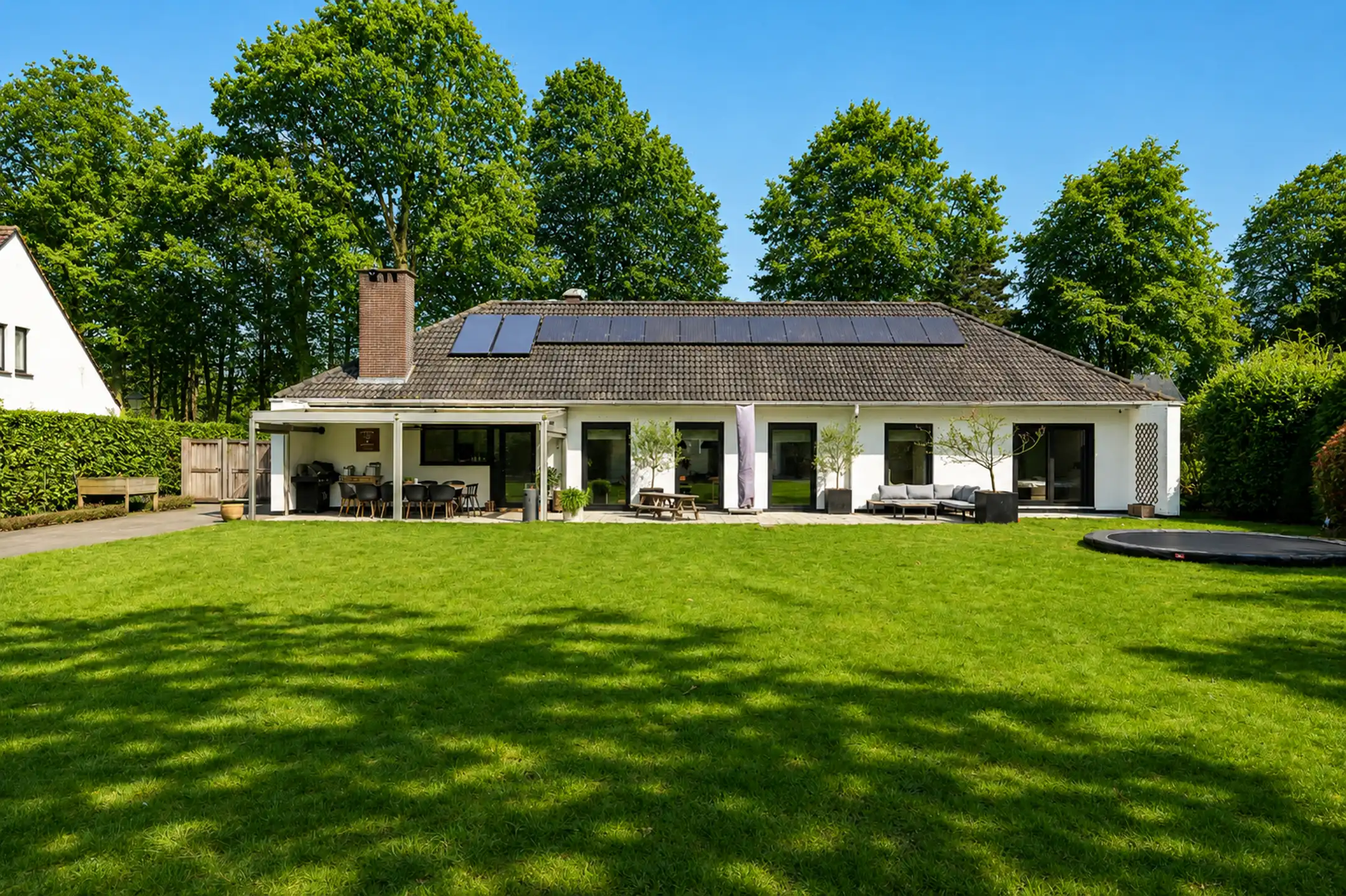 Instapklare gelijkvloerse villa op toplocatie (ca. 2.028 m²) foto 2