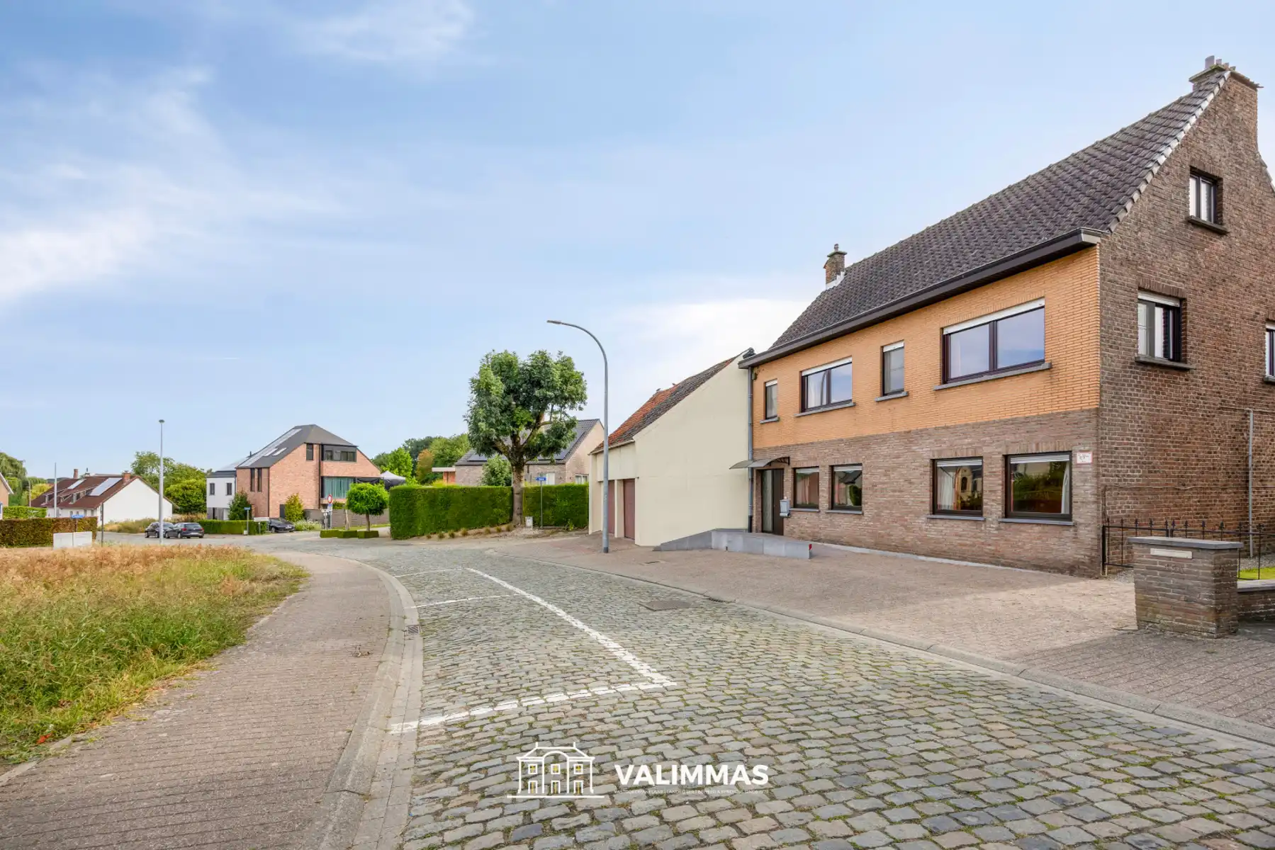 Zeer ruime vrijstaande woning met tuin, garage & bijgebouwen foto 4