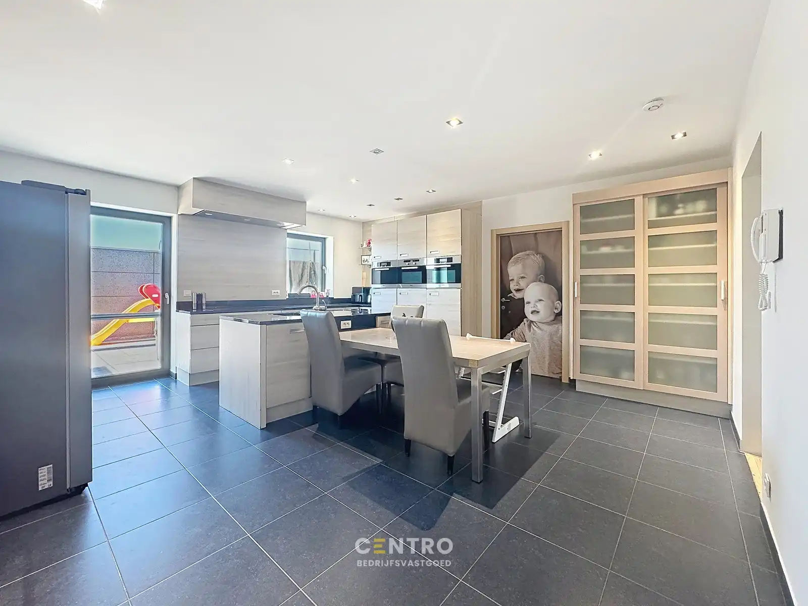 Instapklaar BEDRIJFSGEBOUW (bj. 2009) bestaande uit geïsoleerde MAGAZIJN, KANTOREN en een luxueus afgewerkte LOFT-APPARTEMENT op verdieping. Op bedrijventerrein "Oude Barriere" te Diksmuide. foto 12