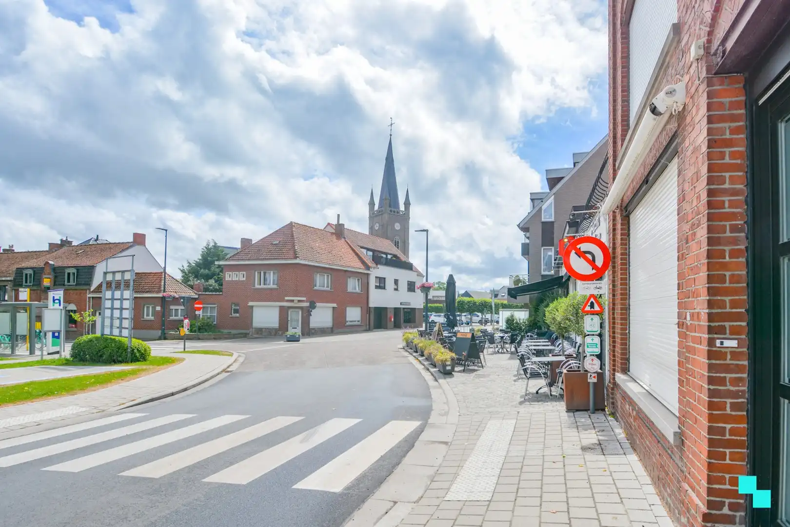 Centraal gelegen handelspand of kantoor te Gits foto 2